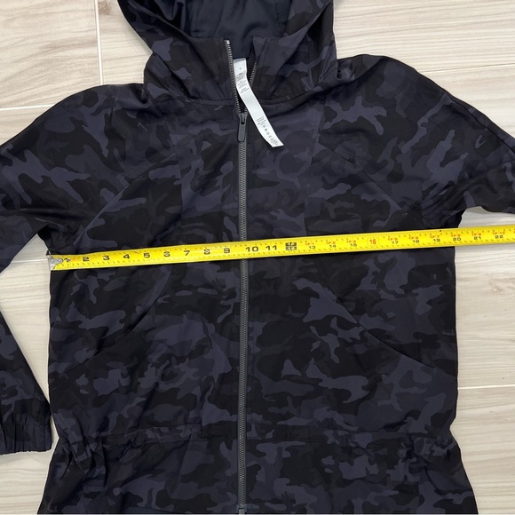 Lululemon Pack It Up Hood Water Repellent Jacket Incognito Camo | Women's Size 6 - Picture 3 of 13